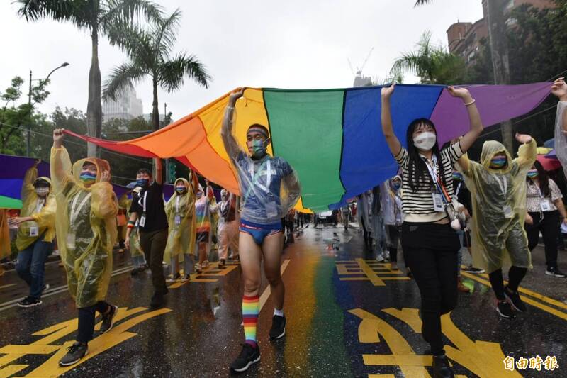台灣同志遊行彩虹旗雨中飛揚 逾200團體齊聚盛裝倡議人權 - 生活 - 自由時報電子報
