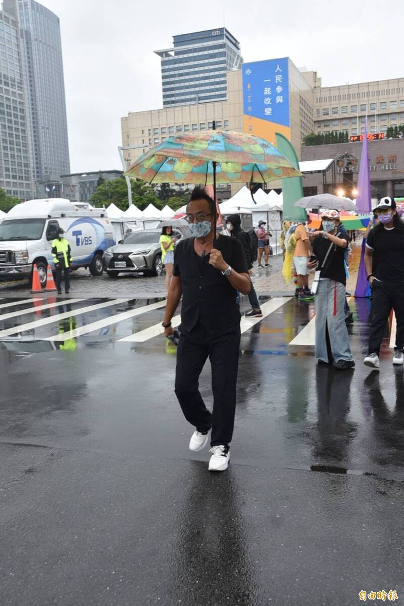 台灣同志遊行彩虹旗雨中飛揚 逾200團體齊聚盛裝倡議人權 - 生活 - 自由時報電子報