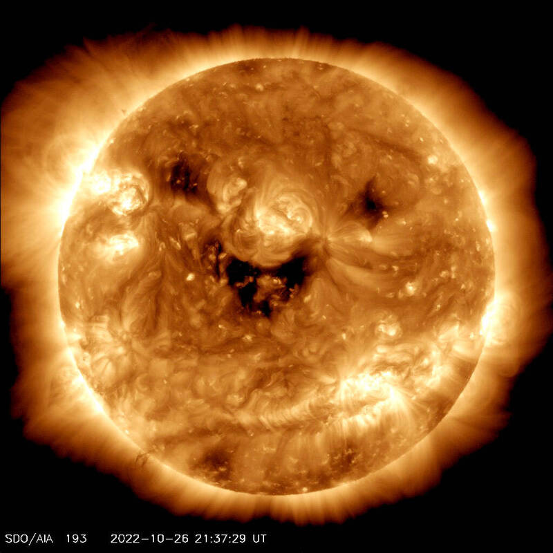 NASA公佈太阳观测照，看来像是一张太阳的笑脸。（取自NASA推特）(photo:LTN)