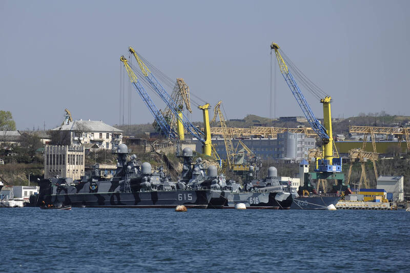 停泊在克里米亞塞凡堡的黑海艦隊軍艦。（美聯社檔案照）