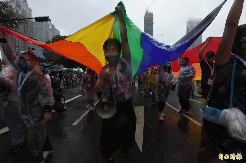 台灣同志遊行彩虹旗雨中飛揚 逾200團體齊聚盛裝倡議人權 - 生活 - 自由時報電子報