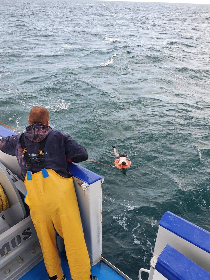 英国一名男子划皮艇前往法国，却在海上遭遇巨浪导致皮艇翻覆，最终他靠着进食海藻和螃蟹撑过12天。（图撷取自推特）(photo:LTN)