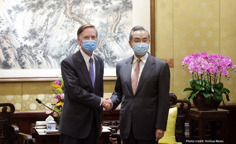 美国驻中国大使伯恩斯（Nicholas Burns，左）首度与中国外交部长王毅正式会面。（撷取自Ambassador Nicholas Burns推特）(photo:LTN)