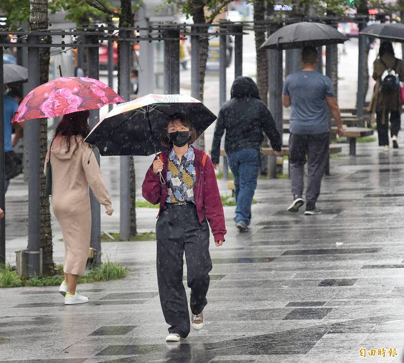 氣象專家吳德榮強調，「奈格颱風」是否會發佈警報，根本不重要，其外圍環流與東北季風的雙重影響，造成迎風面的「劇烈降雨」，才是最大的威脅。（資料照）