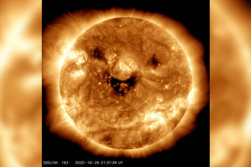 NASA公佈太阳观测照，看来像是一张太阳的笑脸。（取自NASA推特；本报合成）(photo:LTN)