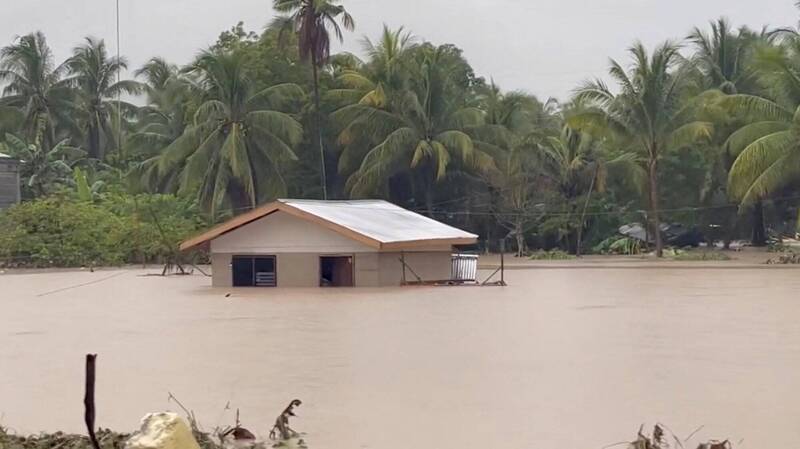 奈格台风29日在菲律宾东部登陆，多地雨势爆增，引发洪水与山崩，目前已造成72人死亡。（路透）(photo:LTN)