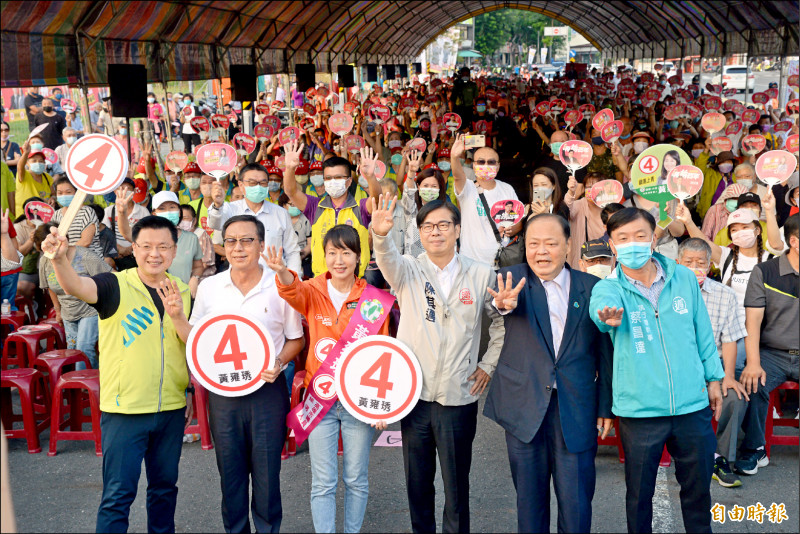 民進黨鎮港唯一女性候選人黃雍琇（左三）成立競總，立委趙天麟（左起）、義消總隊長陳義永、市長陳其邁、澎湖縣長候選人陳光復等人到場力挺。（記者許麗娟攝）