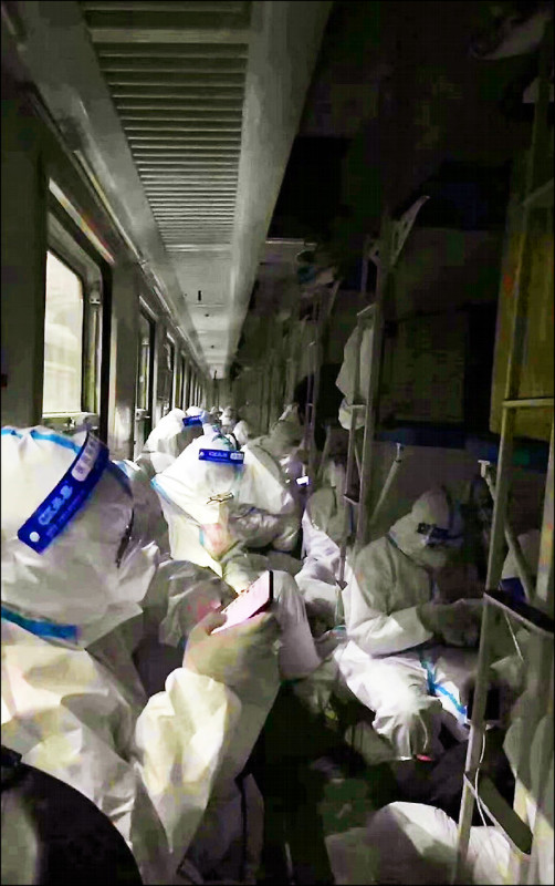 被隔离了一个多月的内蒙古工业大学学生身穿防护服登上列车，要从唿和浩特转往包头收容，不料列车四、五个小时都没发车，成另一场隔离恶梦。（取自网路）(photo:LTN)
