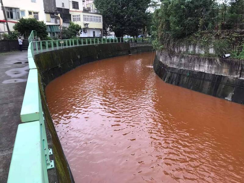 羅東十六份圳水質變紅，相當駭人。（圖擷取自臉書社團「宜蘭知識+」）