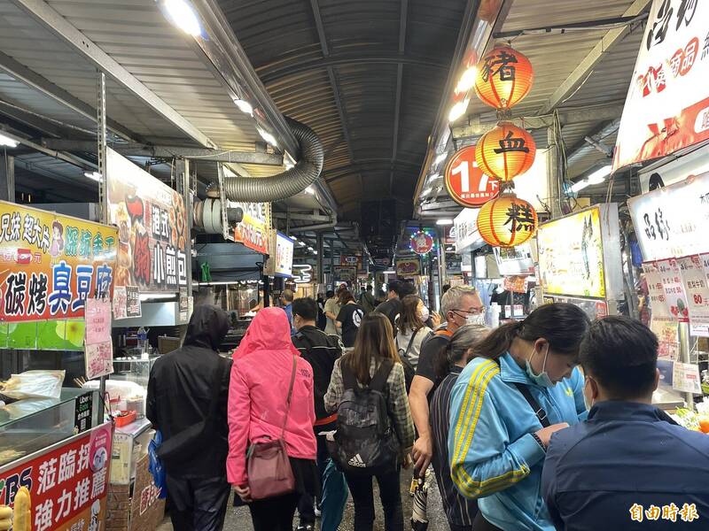 桃市八德興仁花園夜市代表桃園與全國其他14個環保夜市pk，市府環保局為鼓勵民眾投票，桃園人挺桃園夜市，今天推出夜市消費券再加碼6000份活動，此外，完成投票上傳截圖、tag好友能再得一份50元消費券。（記者陳恩惠攝）