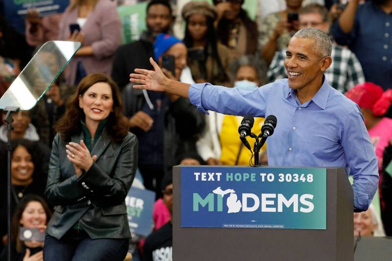 美国前总统欧巴马29日在密西根州底特律为寻求连任的女州长惠特梅尔（左）站台。（法新社）(photo:LTN)