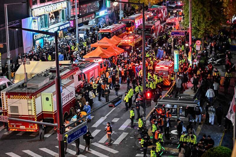 在首尔梨泰院附近的万圣节派对发生严重踩踏事件，消防、救护涌入救治伤者。（法新社）(photo:LTN)
