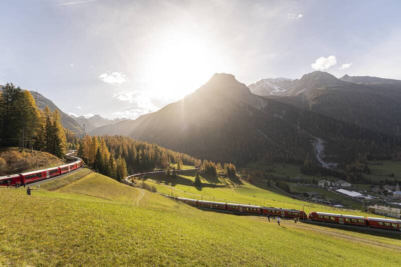 全长1.9公里、世界最长的火车29日在瑞士开通，行驶在阿尔卑斯山谷间，游客尽揽沿途美景。（美联社）(photo:LTN)