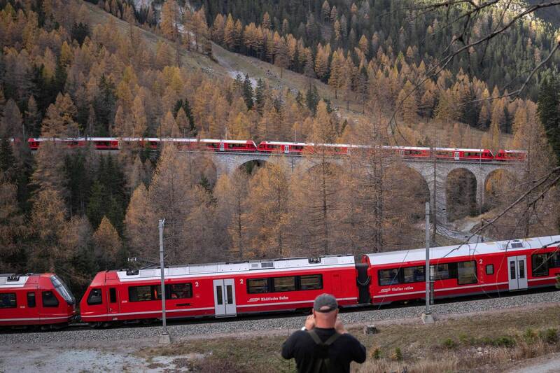 瑞士雷蒂亚铁路公司29日开通长约1.9公里、重达2990公吨的载客火车，并进行首次正式旅程，蜿蜒在阿尔卑斯山谷间，吸引不少火车迷和观光客。（法新社）(photo:LTN)