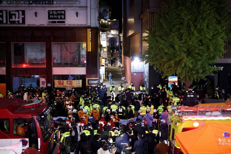 南韩首尔龙山区梨泰院人群推挤踩踏酿成151死76伤，由于许多死者身分尚未釐清，不少失踪者家属纷纷报案寻人。（路透）(photo:LTN)