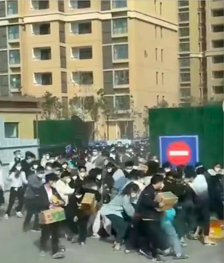 网路上流传的照片，据说是郑州富士康因疫情被封锁在宿舍区的员工争夺物资，网友抱怨管理不当。（翻摄自微博）(photo:LTN)