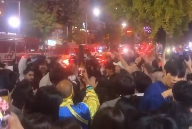 南韩梨泰院发生伤亡惨重的事故，救护车在一旁闪灯、唿啸来去，依然有人拍到现场不少民众照样跳舞狂欢。（撷自推特）(photo:LTN)
