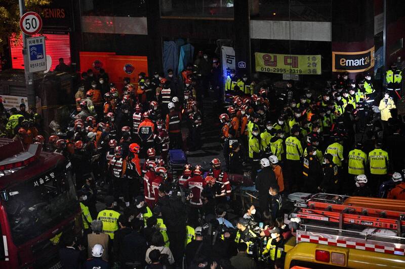 首尔市梨泰院发生大规模踩踏意外，当地消防部门证实，目前死亡人数已上升至151人，另有76人受伤。（法新社）(photo:LTN)