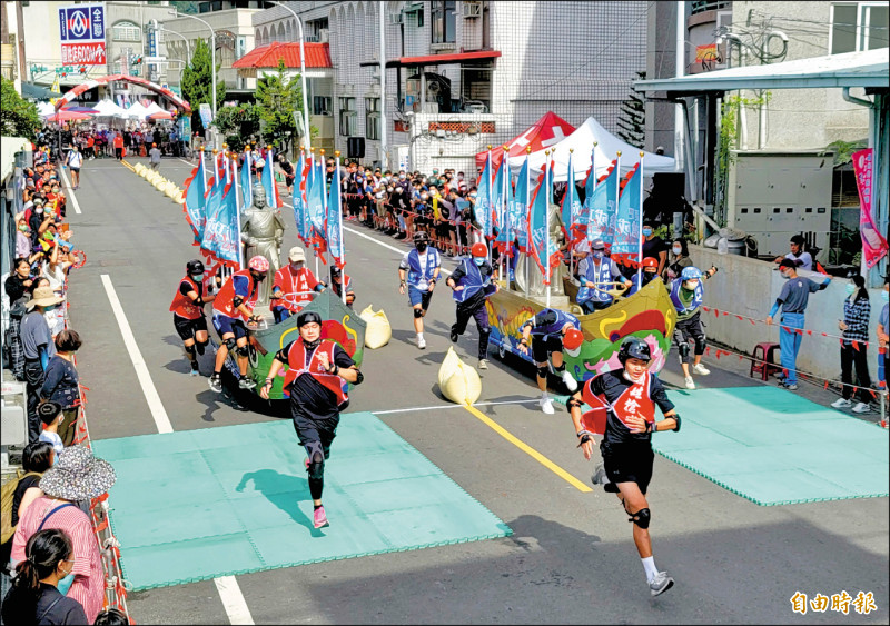 南投縣國姓鄉「搶成功」活動，昨日舉行社男組推戰船競賽，參賽選手賣力衝刺。（記者佟振國攝）