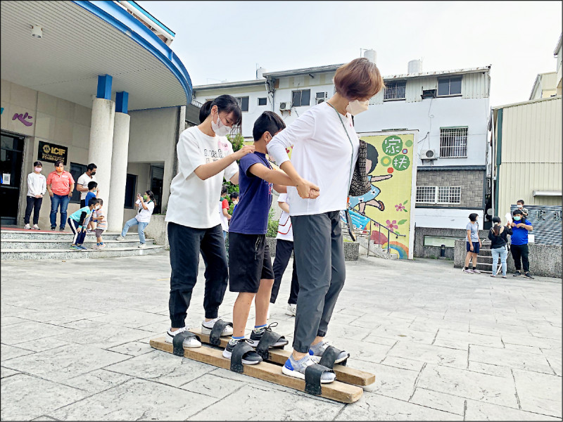 屏東家扶中心認養人與認養童闖關互動。（屏東家扶中心提供）