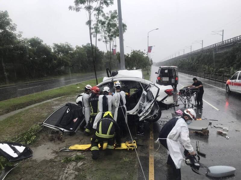 1名年約30歲男子駕駛白色自小客車，今天中午行經台9線250公里處花蓮瑞穗路段時，疑天雨路滑自撞電線桿受困，經警消救出已無呼吸心跳，目前送往鳳林榮民醫院急救。 （花蓮縣消防局提供）