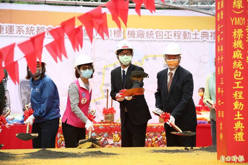 沈榮津（右起）、陳其邁、曾麗燕、市議員黃香菽等人參加動土典禮。（記者李惠洲攝）