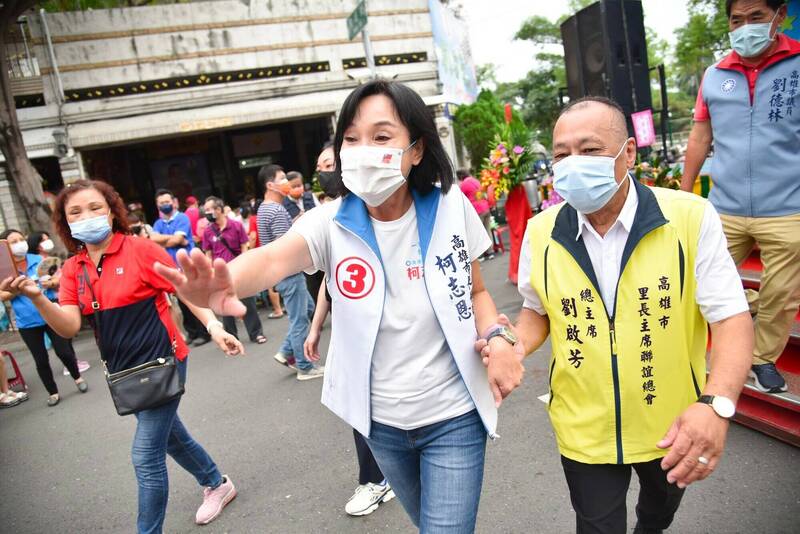 柯志恩（左）手挽著「大牛里長」劉啟芳（右），破除拔樁傳言。（圖由柯志恩競總提供）