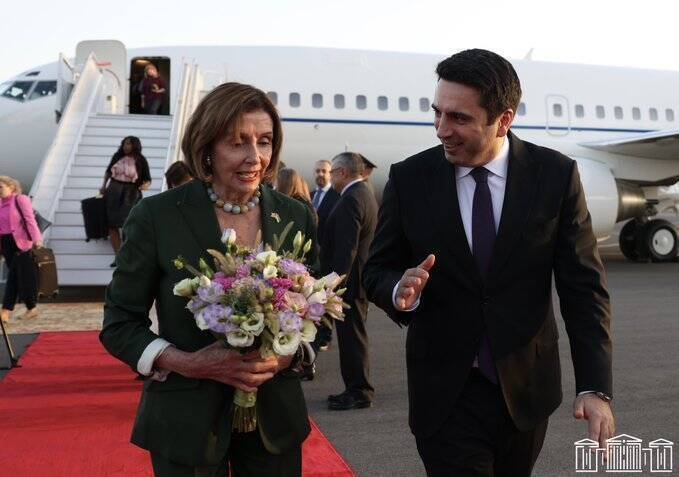 9月间，亚美尼亚国会议会议长艾伦．西蒙尼安（Alen Simonyan，图右）亲自到机场，迎接美国众议院议长裴洛西。（撷自推特）(photo:LTN)