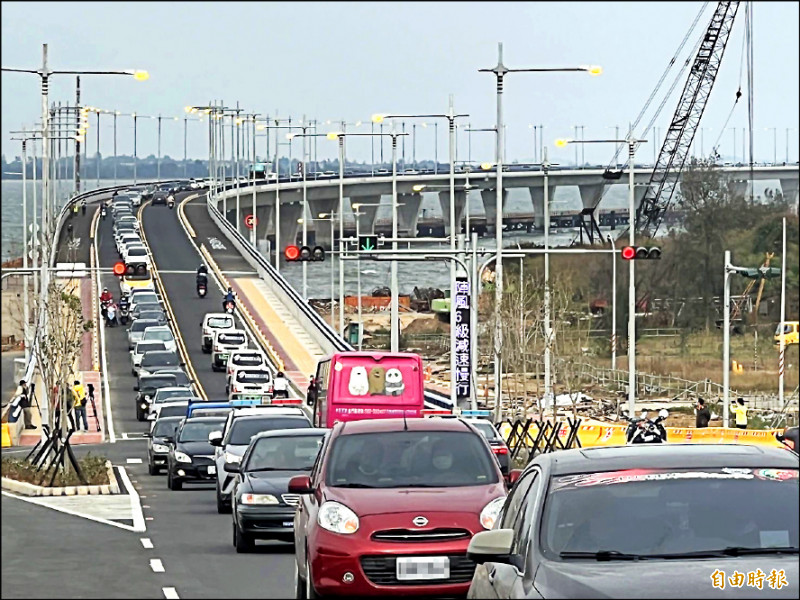 金門大橋昨下午三點通車，由大金門前往小金門車輛造成大橋「塞車」。
（記者吳正庭攝）