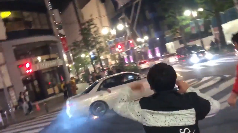 有网友30日在东京涩谷街头，目击1辆白色轿车在大马路中央，上演不要命的飙速甩尾，并吓坏不少路人。（图撷取自@koyuki_chanz推特）(photo:LTN)