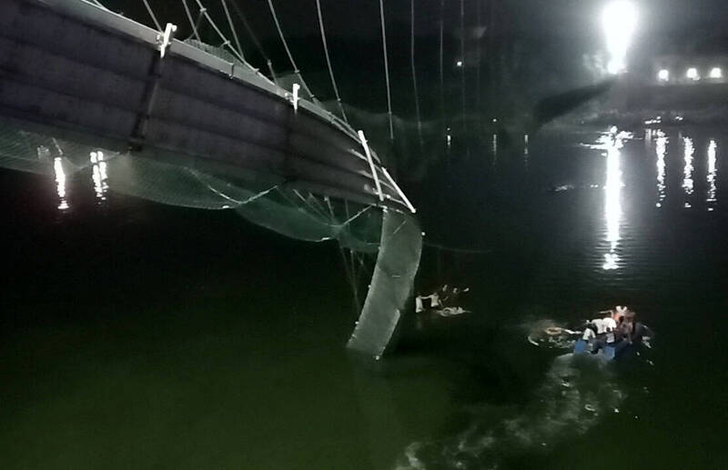 印度古吉拉特邦一座吊桥30日崩塌。（路透）(photo:LTN)