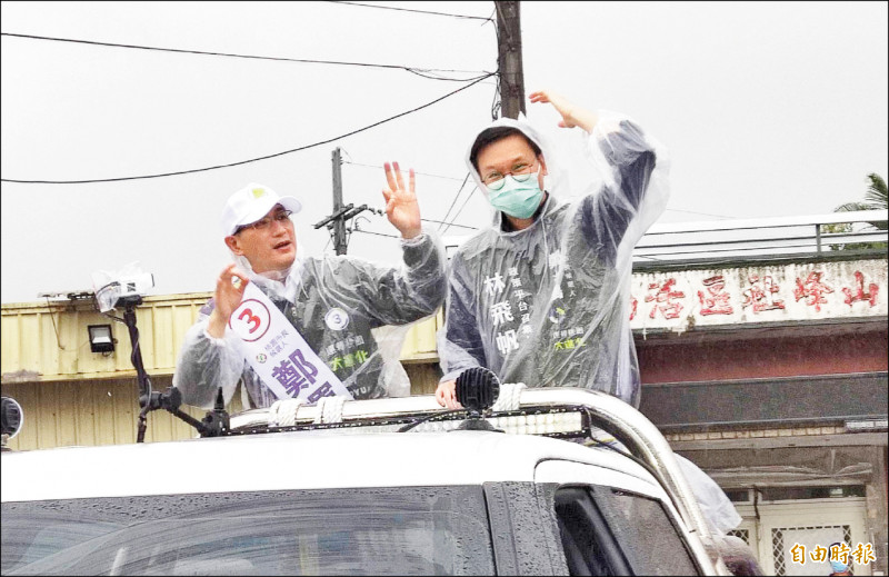 民進黨桃園市長候選人鄭運鵬（左） 、競選總部政策平台召集人林飛帆，在平鎮區福林宮整隊出發掃街拜票。（記者鄭淑婷攝）