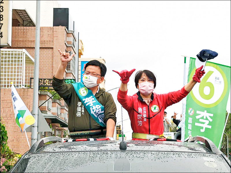 民進黨立委劉世芳（右）陪同李俊俋（左）車隊掃街，衝刺選情。（記者王善嬿攝）