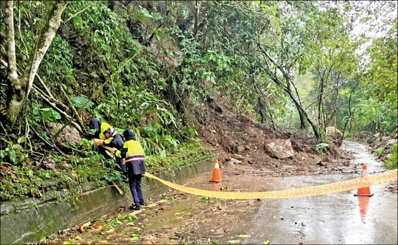 花蓮縣富里鄉六十石山聯外道路坍方中斷，警方拉起封鎖線禁止通行。（花蓮縣政府提供）