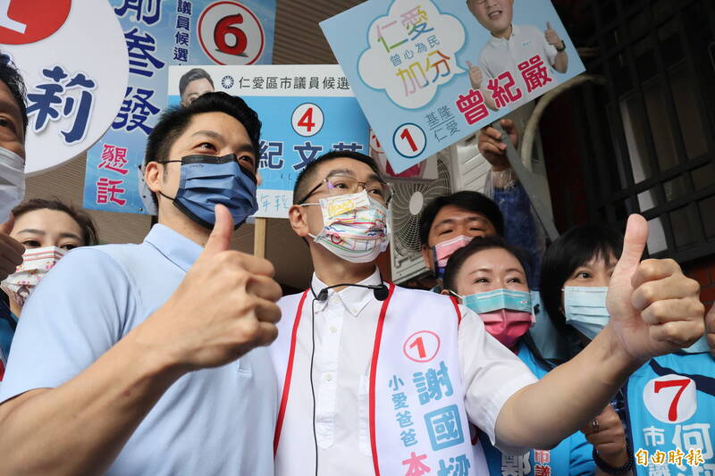 國民黨台北市長候選人蔣萬安（左）為基隆市長候選人謝國樑（右）到市場拜票。（記者盧賢秀攝）