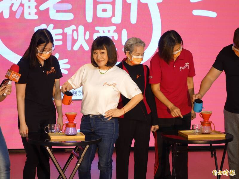 伊甸基金會也找來藝人比莉(左二)擔任公益大使,呼籲社會重視長照議題。(記者吳柏軒攝) 伊甸基金會也找來藝人比莉(左二)擔任公益大使,呼籲社會重視長照議題。(記者吳柏軒攝)