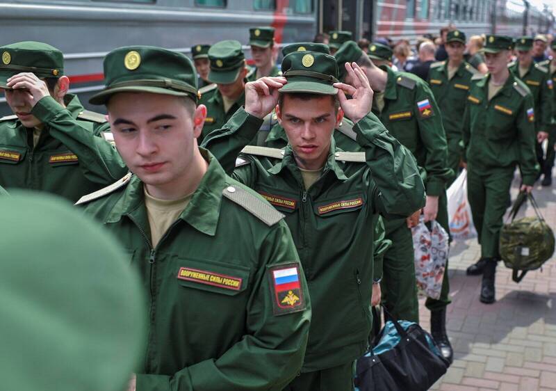 6月17日，俄罗斯鄂木斯克一批新兵准备乘车前往军营报到。（路透）(photo:LTN)