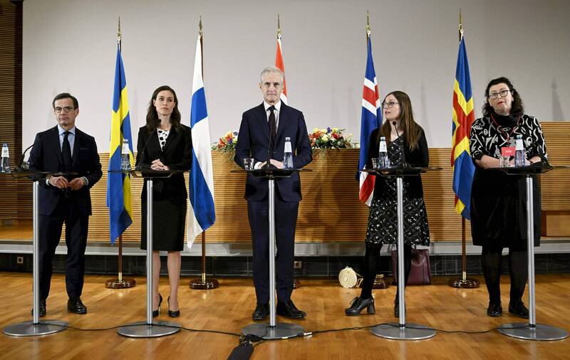 瑞典总理克里斯特森（左一）、芬兰总理玛琳（左二）、挪威首相斯特勒（中）、冰岛总理雅各斯多提尔（右二）、奥兰自治区总理特恩罗斯（右一）出席北欧理事会的联合记者会。玛琳在记者会上向土耳其与匈牙利喊话，希望两国能尽快让瑞典还有芬兰加入北约。（法新社）(photo:LTN)