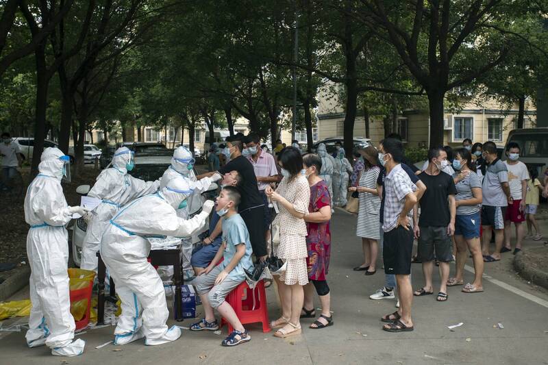 中国湖北省武汉市居民，去年8月排队做核酸筛检。（美联社档案照）(photo:LTN)