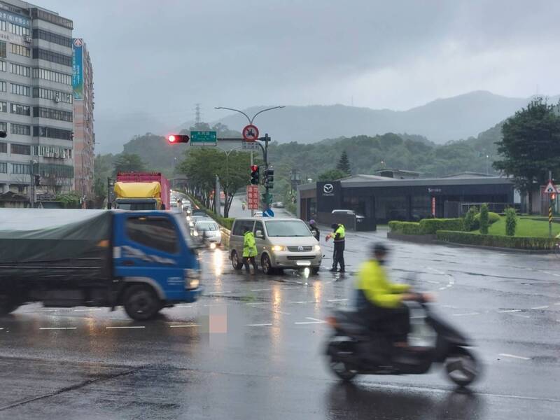 汐止警分局為因應國道外側道路坍方事故，投入百名警力維護交通順暢。（記者吳昇儒翻攝）