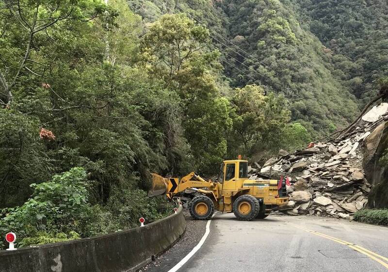 連日大雨+地震 南橫新武段嘉寶隧道附近邊坡坍塌