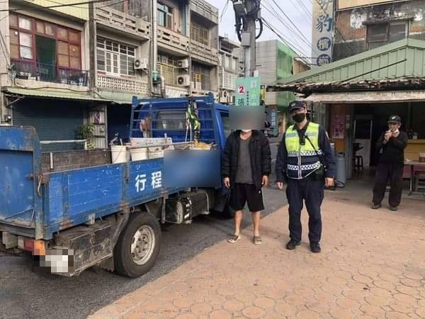 糊塗男子車開到沒油熄火，找上派出所尋求協助。（記者詹士弘翻攝）