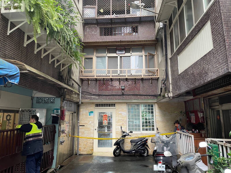 新北市新店區五峰路某公寓有民眾驚聞撞擊聲,下樓查看發現一名老婦倒臥重傷命危,警消送醫後仍宣告不治,後續將報請刑事相驗。(記者闕敬倫翻攝) 新北市新店區五峰路某公寓有民眾驚聞撞擊聲,下樓查看發現一名老婦倒臥重傷命危,警消送醫後仍宣告不治,後續將報請刑事相驗。(記者闕敬倫翻攝)