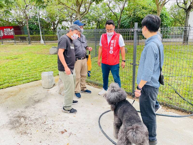 台中西屯市議員候選人楊大鋐與市府人員會勘即將啟用的寵物公園。（台中市議員楊正中提供）