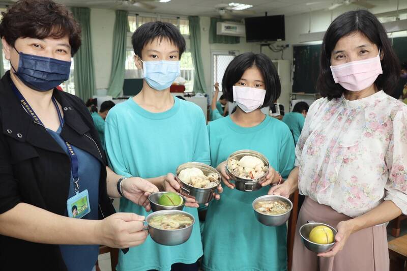 高雄市「班班吃石斑」已在10月底陸續推動，大樹區溪埔國中今天午餐石斑魚入菜，師生都品嘗到營養美味可口的石斑魚料理。（圖由教育局提供）