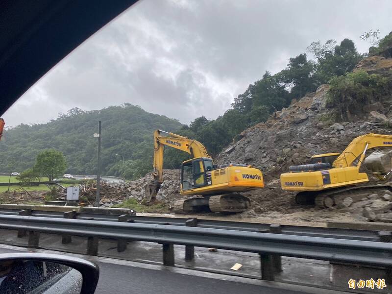 中山高速公路1日近中午時，南下汐止交流道邊坡坍方，高速公路局指出，將進場打設H型鋼樁穩固邊坡下盤後，再全面清除路面上土石，4日下班前，完成搶修恢復通行。（記者俞肇福攝）