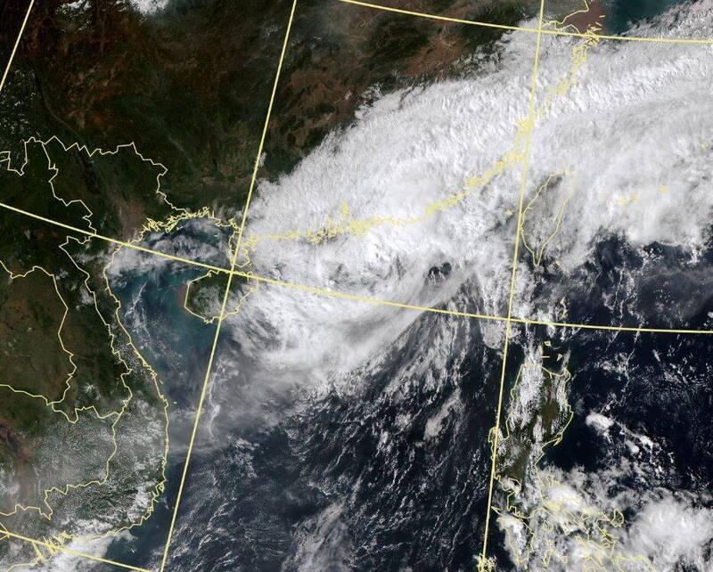第22号台风「奈格」持续逼近香港，香港天文台时隔50年再度于11月发布八号烈风或暴风信号（俗称8号风球）。（图撷自中央气象局）(photo:LTN)