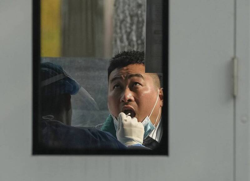 中国武汉肺炎疫情传闻不断，在强硬动态清零政策下，民众备感压力，图为北京市民接受核酸检测採样。（美联社）(photo:LTN)