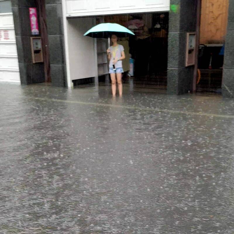 大里甲堤三街，7年來逢大雨就淹成小溪流，民眾抱怨連連盼儘快解決。（記者陳建志翻攝）