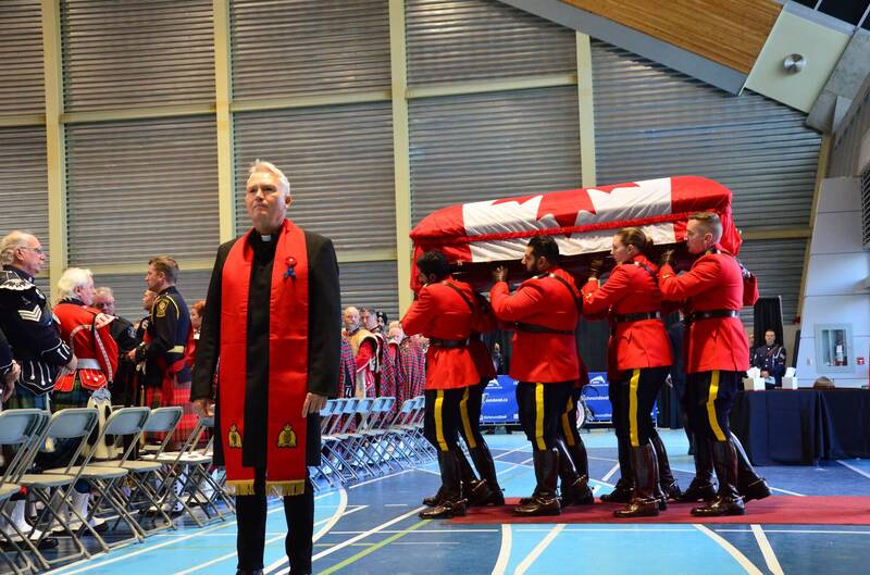 杨子信的棺木以加拿大国旗覆盖，由皇家骑警担任扶灵手。（本那比皇家骑警提供）(photo:LTN)